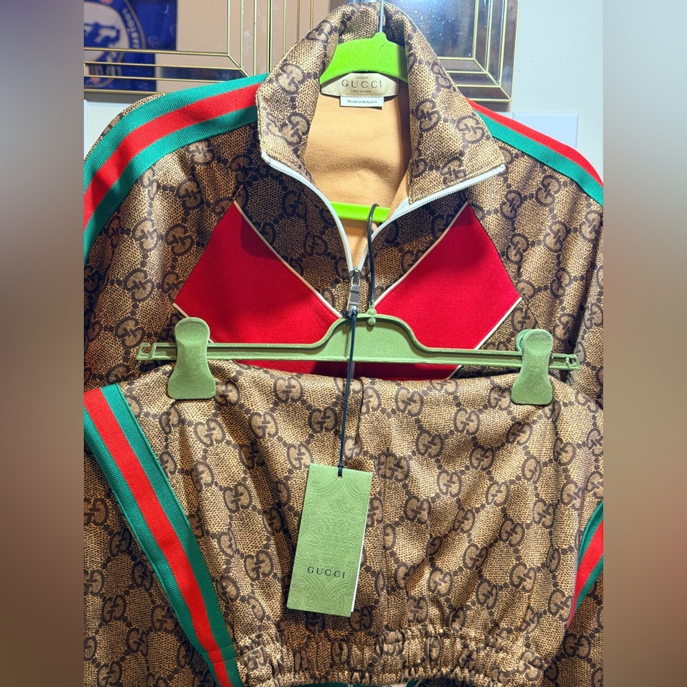 RARE GUCCI TRACKSUIT
Size: Men's US S / EU 44-46 / 1
